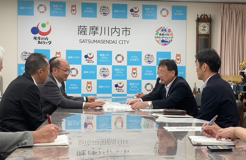 薩摩川内市役所での要望状況 左・酒井副局長、右・田中市長