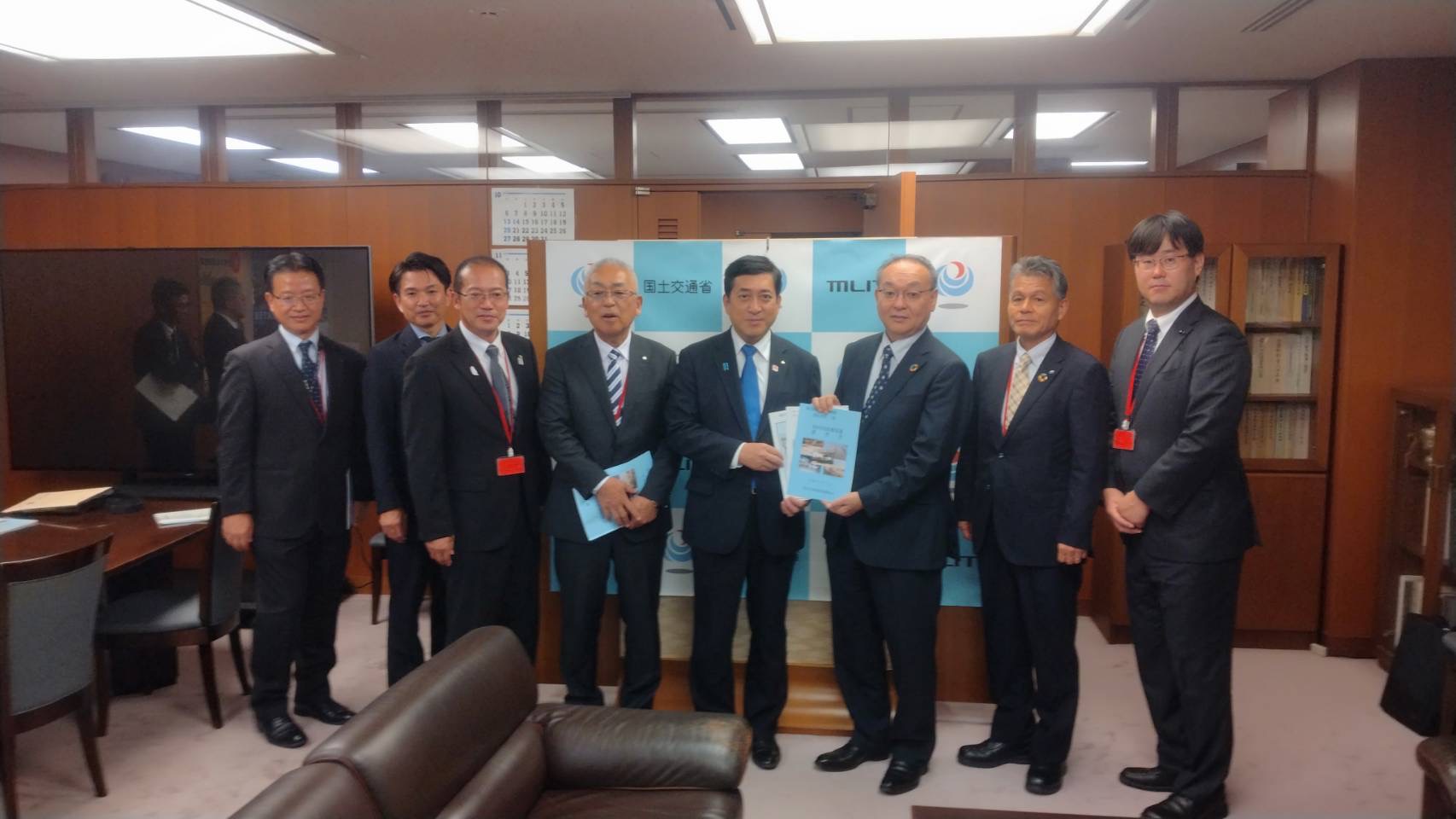 要望書手交(吉岡国土交通事務次官)