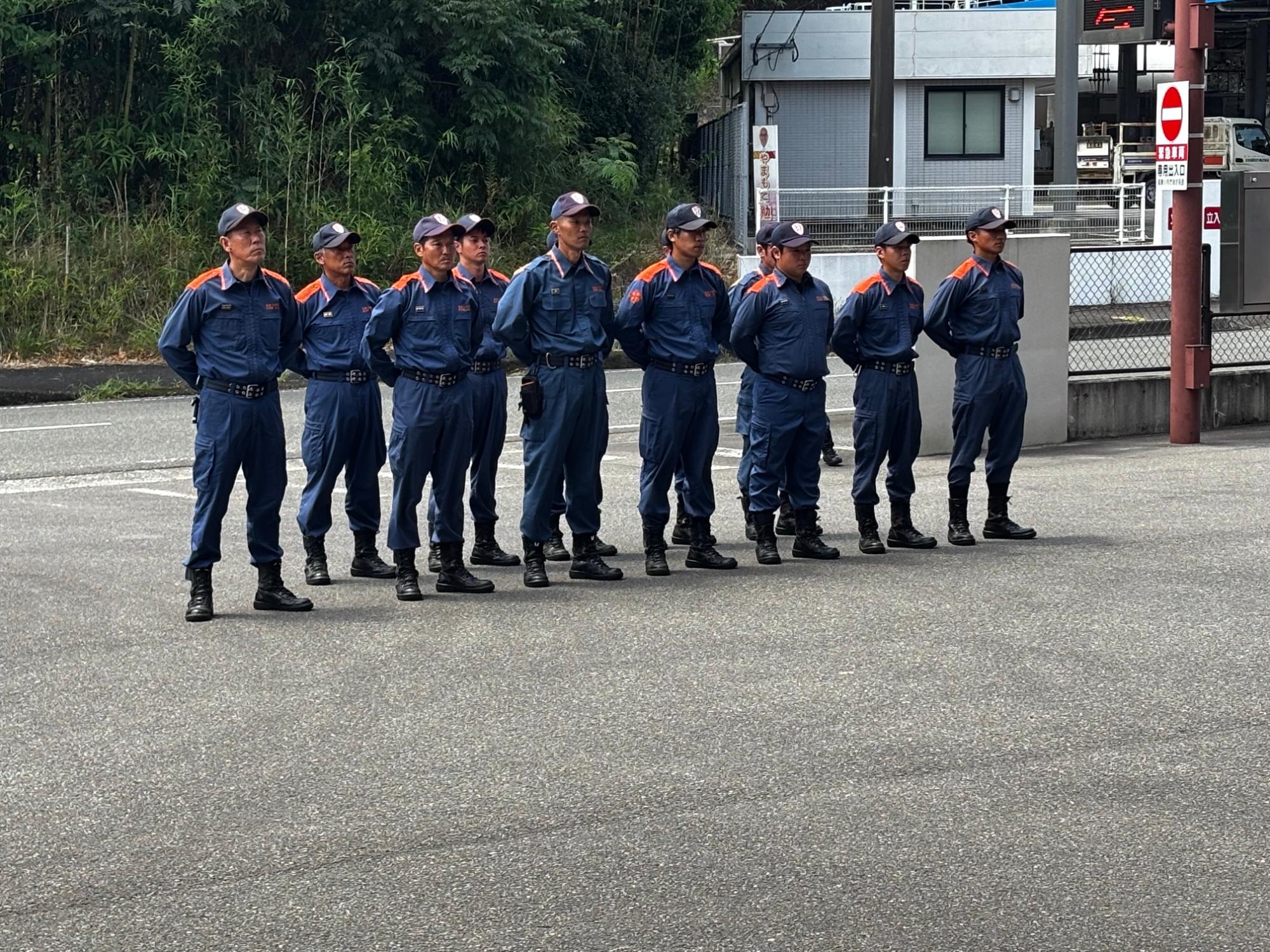 派遣隊員が整列している