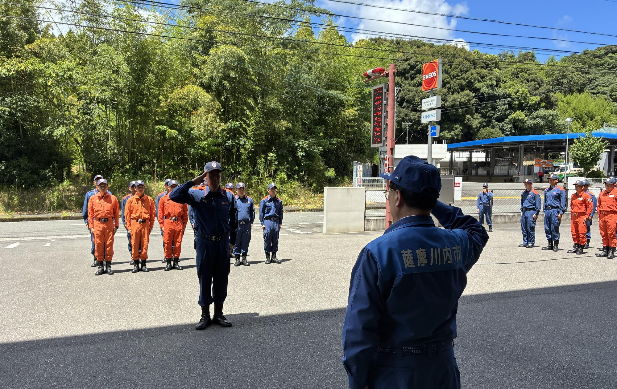 派遣隊員が市長に申告している