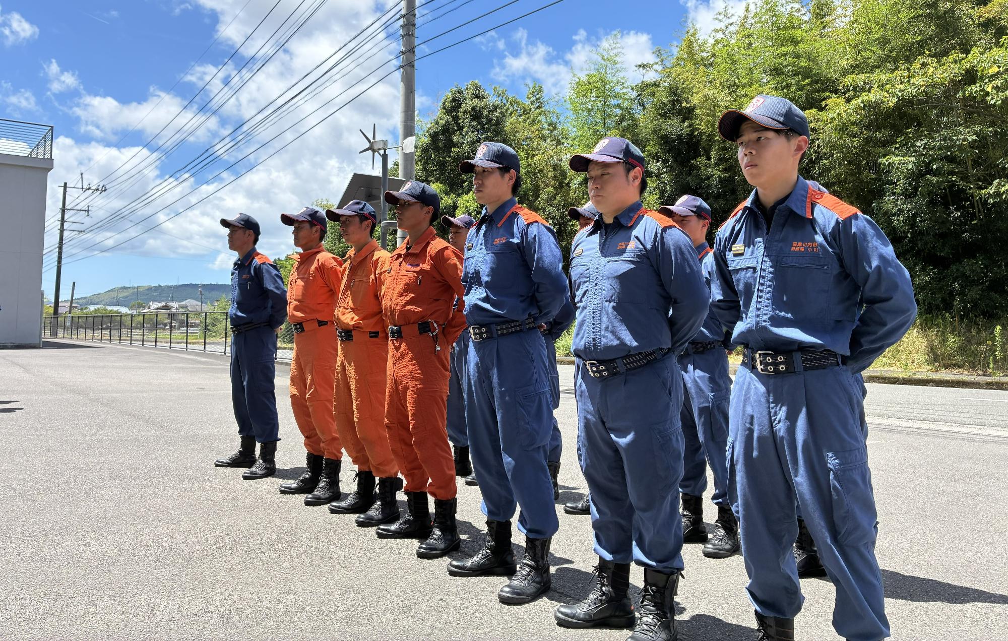 派遣隊員が整列している