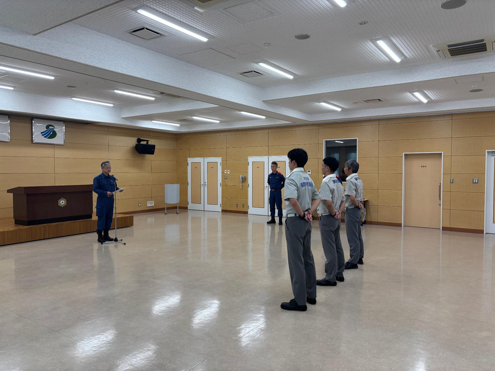 副市長が派遣隊員に激励の言葉を掛けている