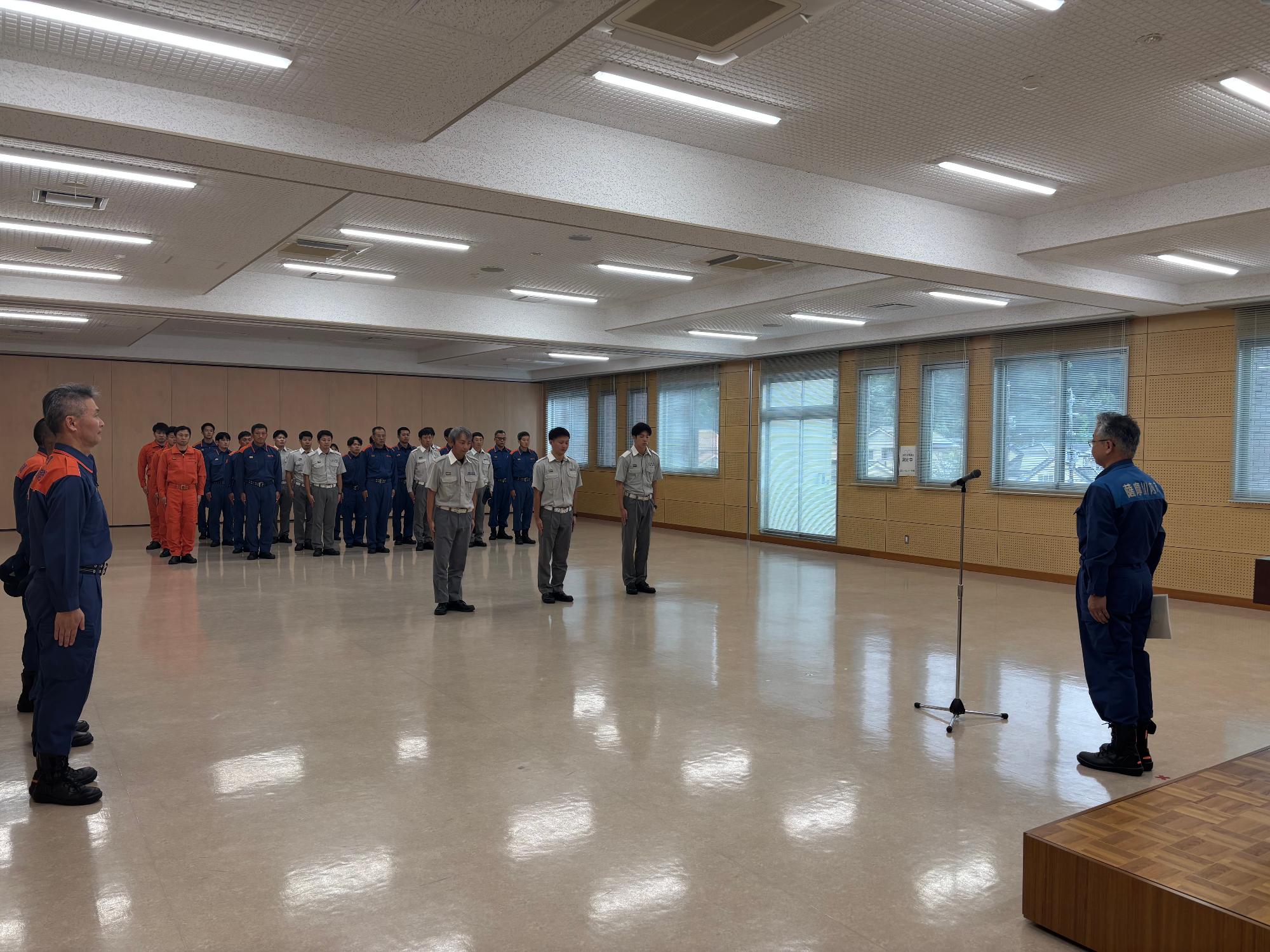 派遣隊員が副市長に申告している