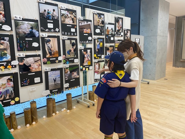 ふぉと一息コンテストの応募作品群を眺める来場者二人組の写真