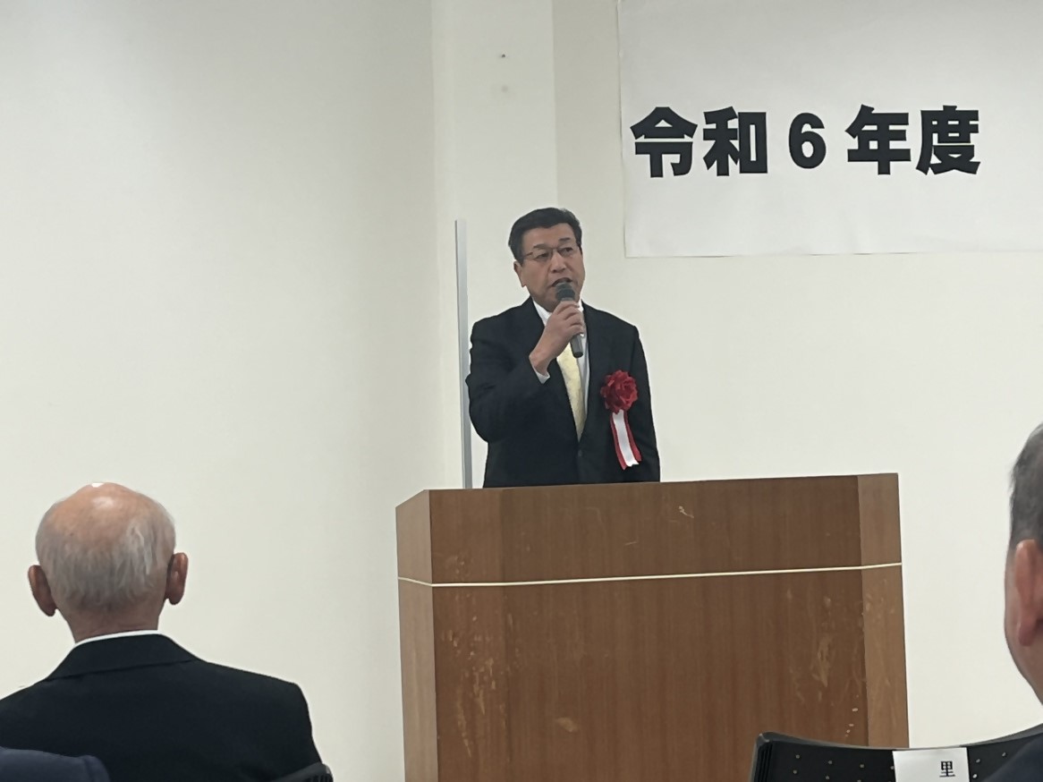 令和6年度「北薩摩の地域振興表彰」表彰式であいさつをする里地区コミュニティ協議会長を写した写真