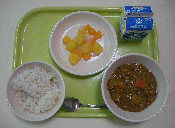 麦ごはん、冬野菜カレー、フルーツポンチ、牛乳の写真