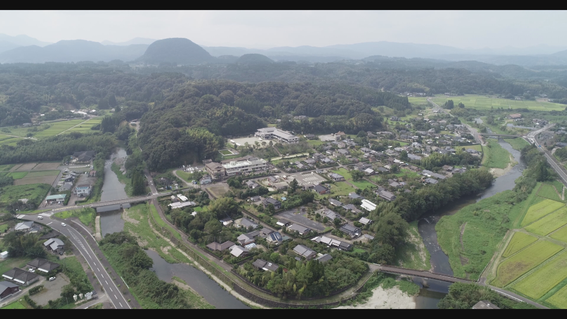 上空から撮影された、山の手前に城跡が見える写真