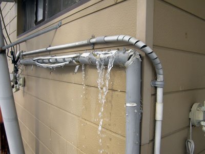 凍結により水道管が破裂し、水が漏れている様子を捉えた写真
