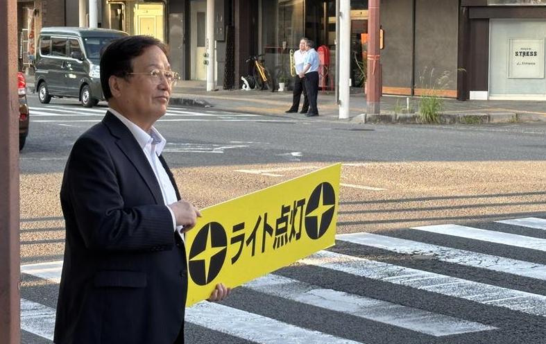 市長が早期点灯を呼び掛ける様子