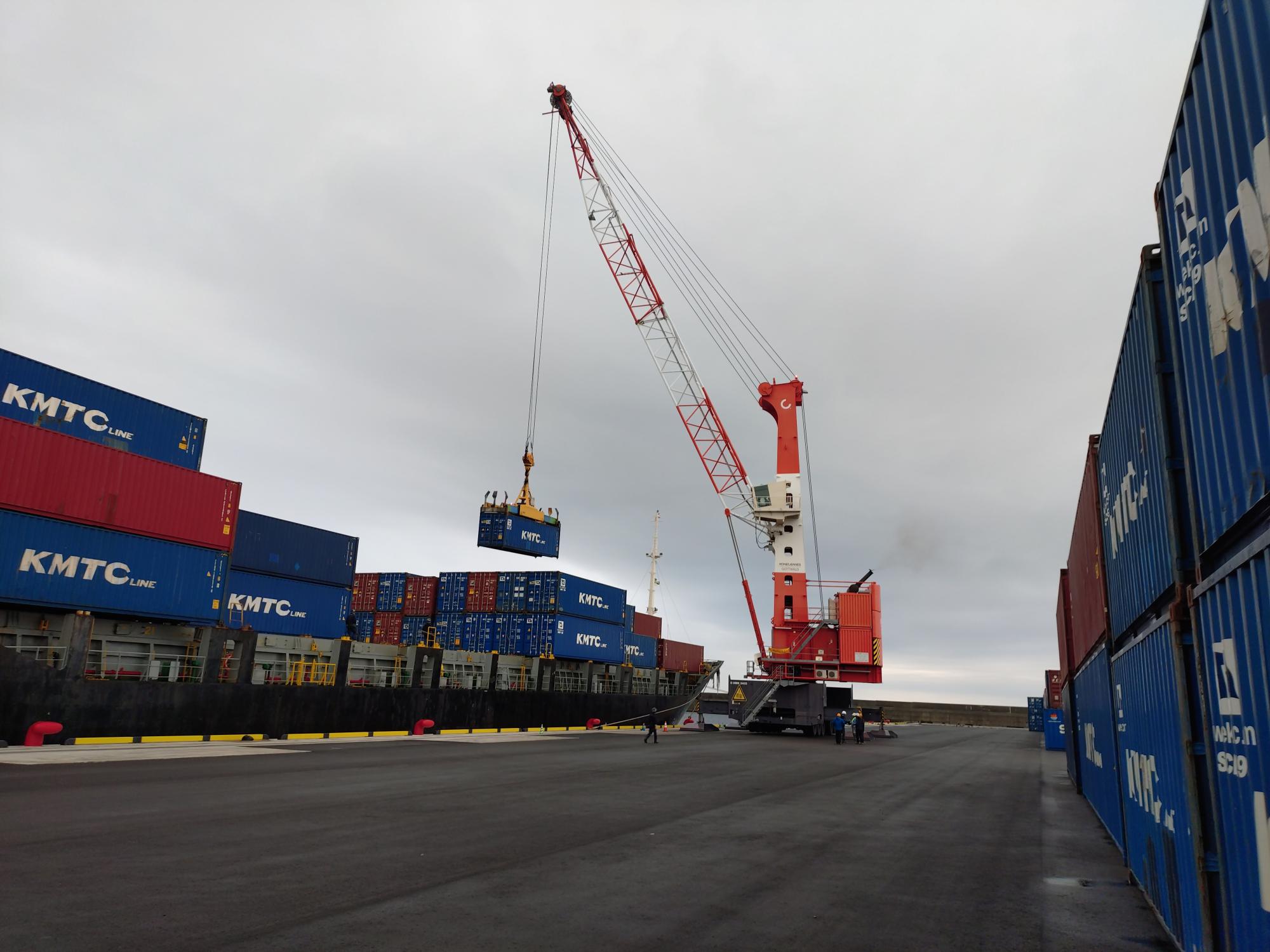 コンテナを吊り上げるハーバークレーン