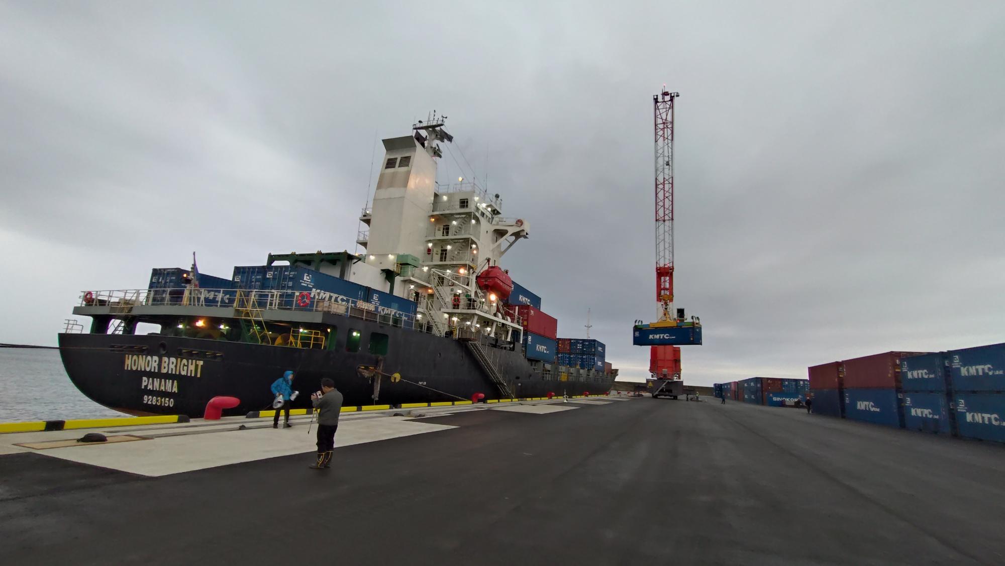 川内港（唐浜埠頭）に接岸したコンテナ船