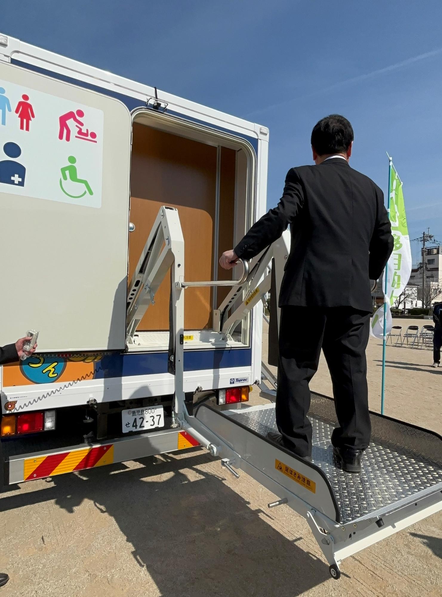 トイレカーを体験する市長