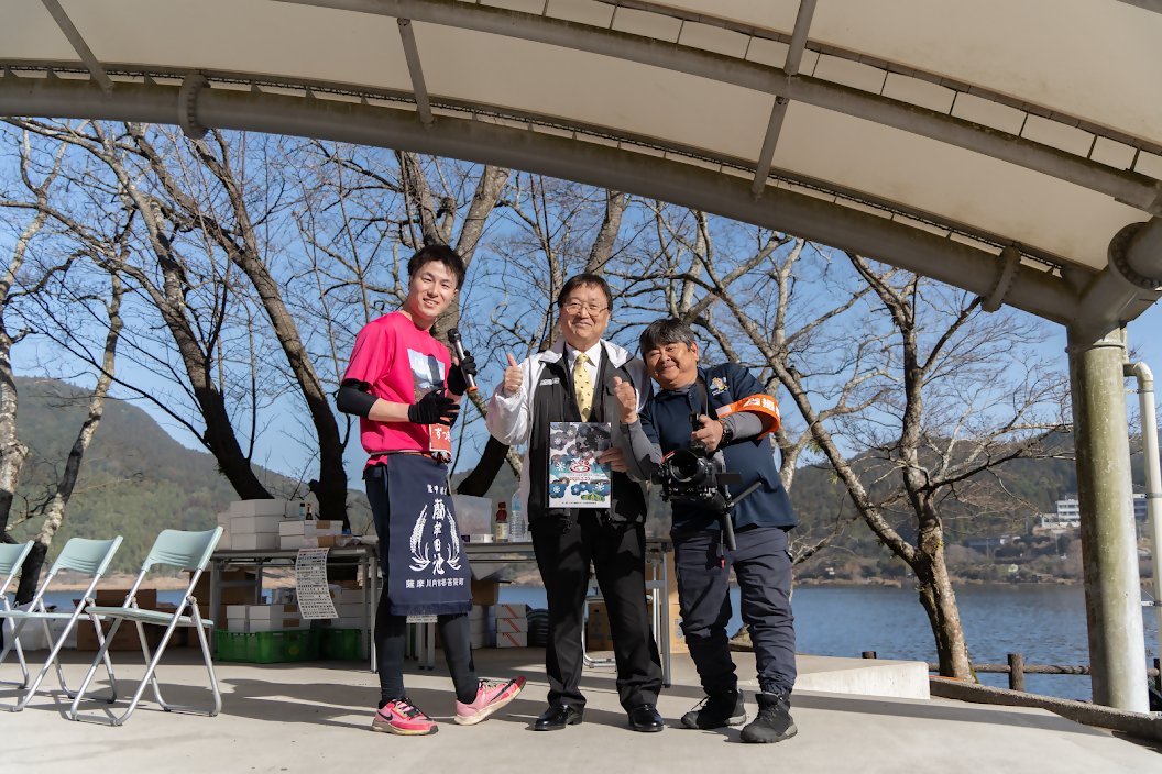 アドバイザーの二人と市長の写真