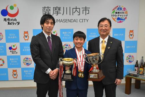 指導者、下永田選手、市長の写真