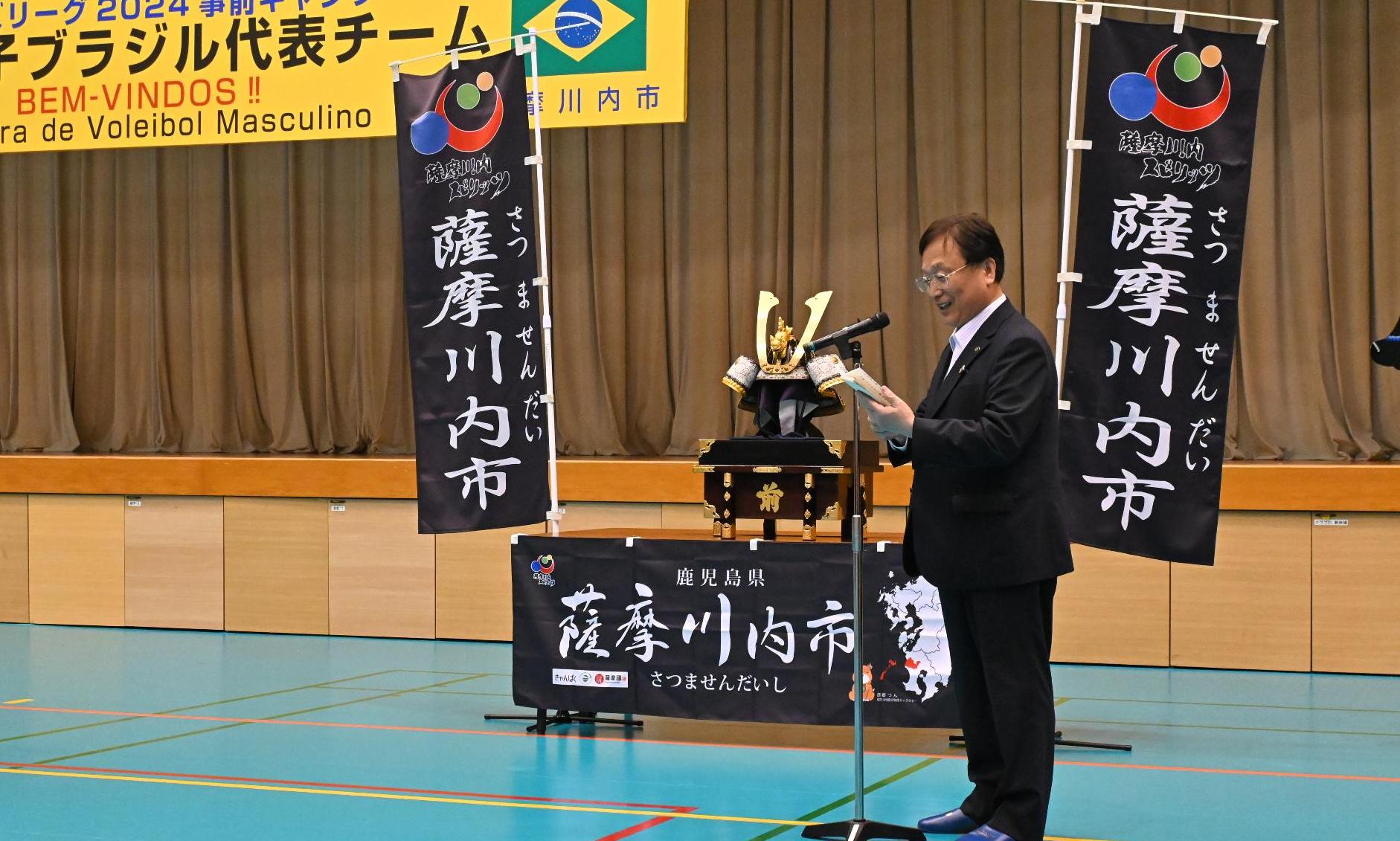 挨拶を述べる市長
