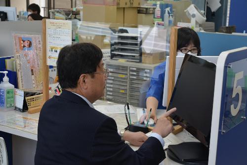 モニターに入力する市長