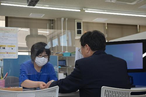 更新が終わり、説明を受ける市長