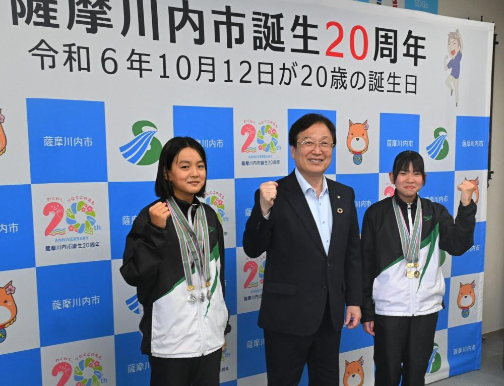 ガッツポーズをする佐々木選手、南原選手、市長