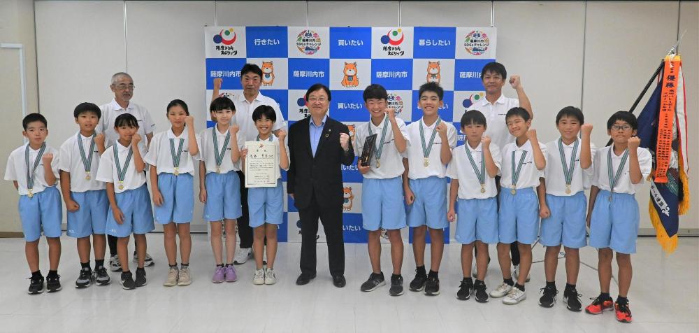 選手たち、指導者、市長の集合写真