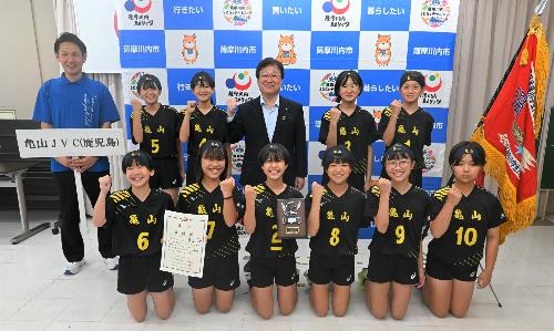 選手たち、市長の集合写真