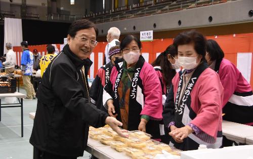 商品を見ている市長