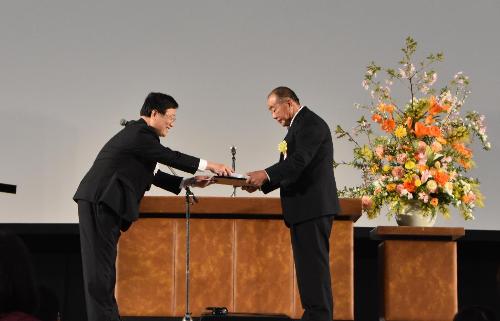市長が表彰者に表彰状を渡している様子
