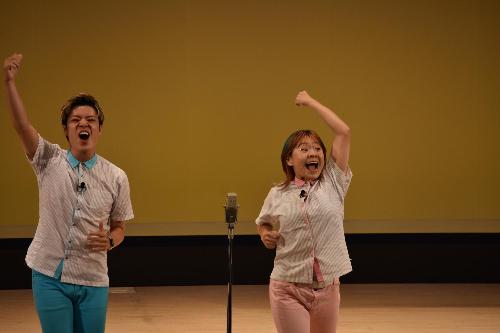 Everybodyの漫才の様子