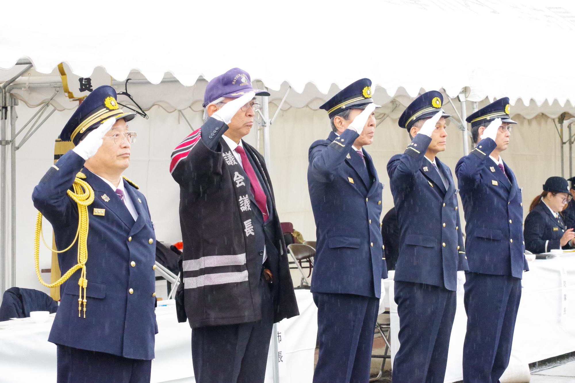 敬礼をする市長･副市長･教育長･議長