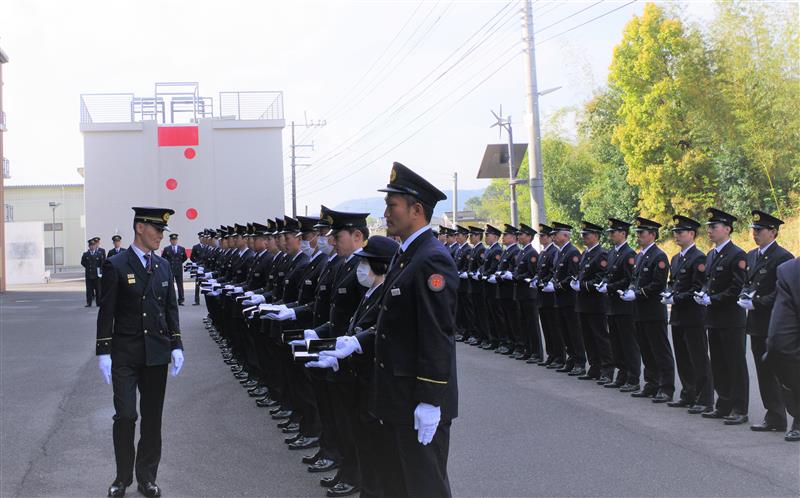 消防局長から服装や規律等の点検を受ける「消防局長点検」の様子