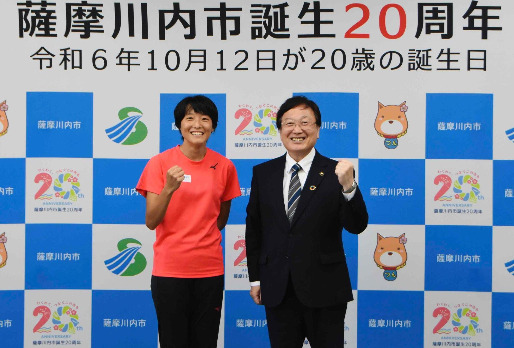 ガッツポーズをする鶴田選手と市長