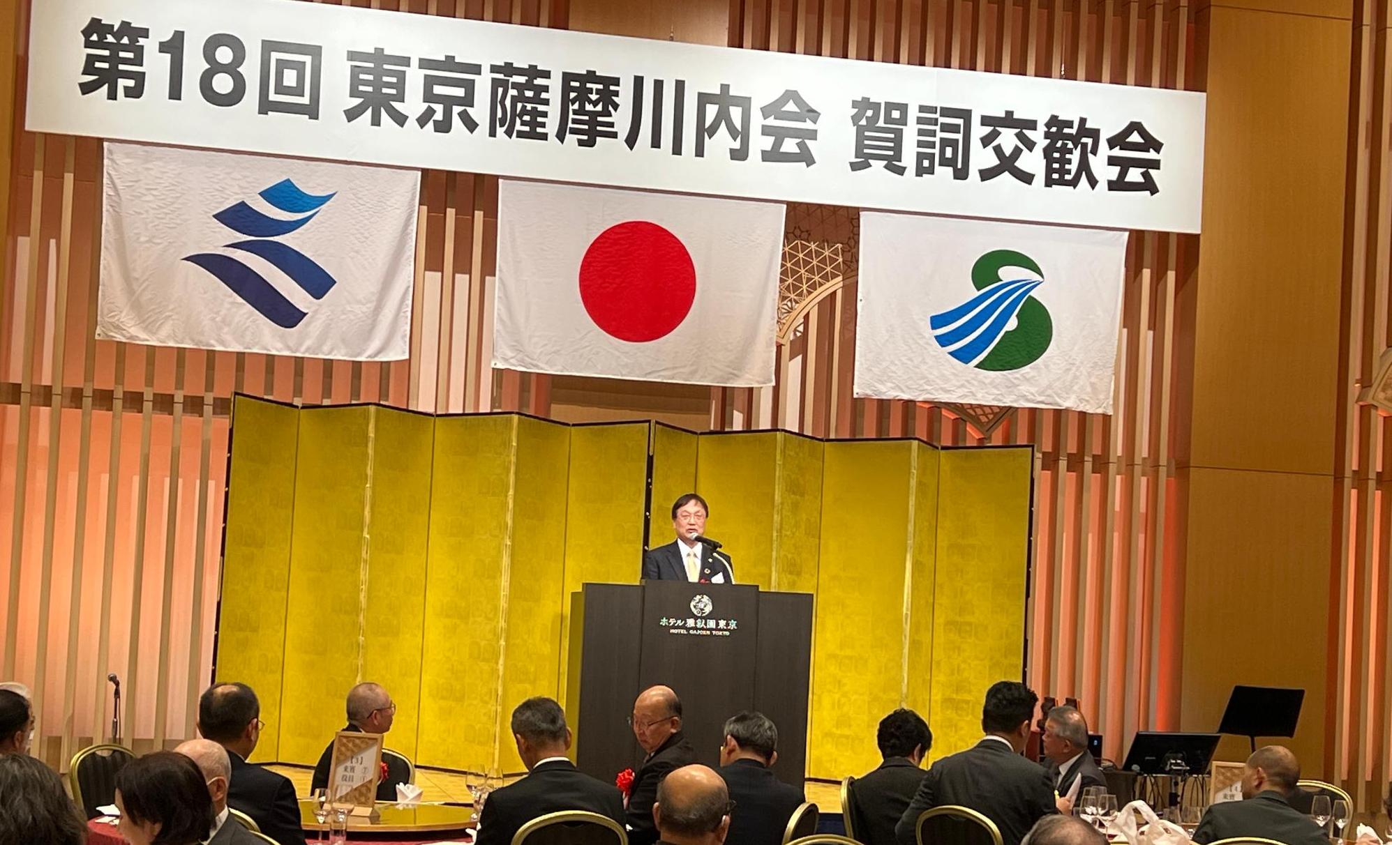 祝辞を述べている市長