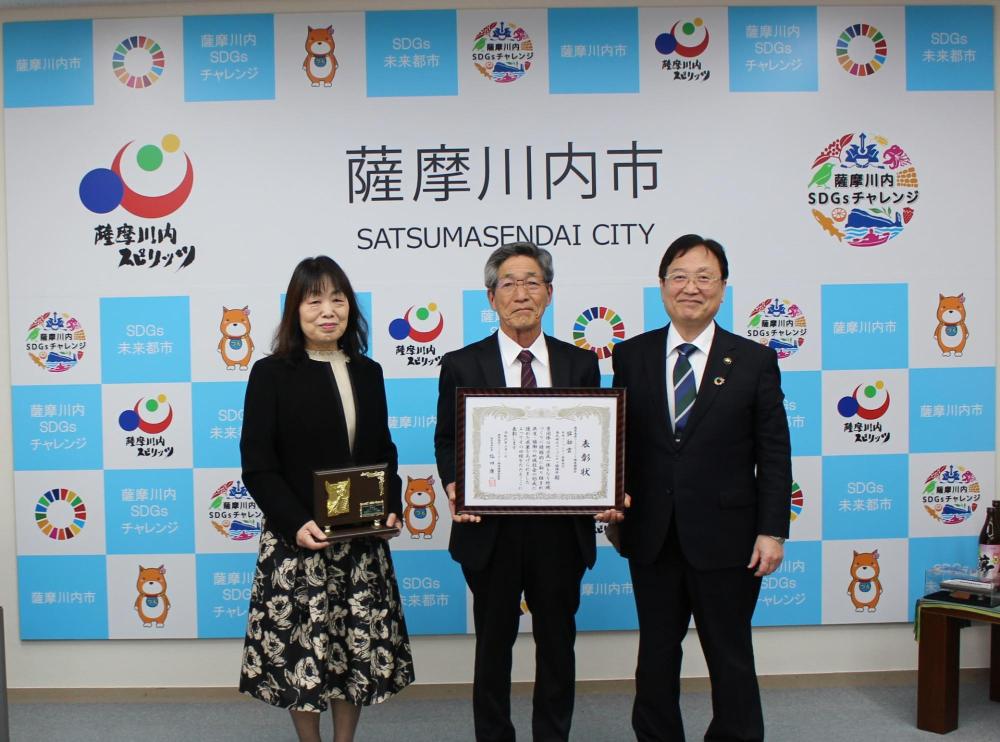 市長と鳥丸地区コミュニティ協議会会長、主事の写真