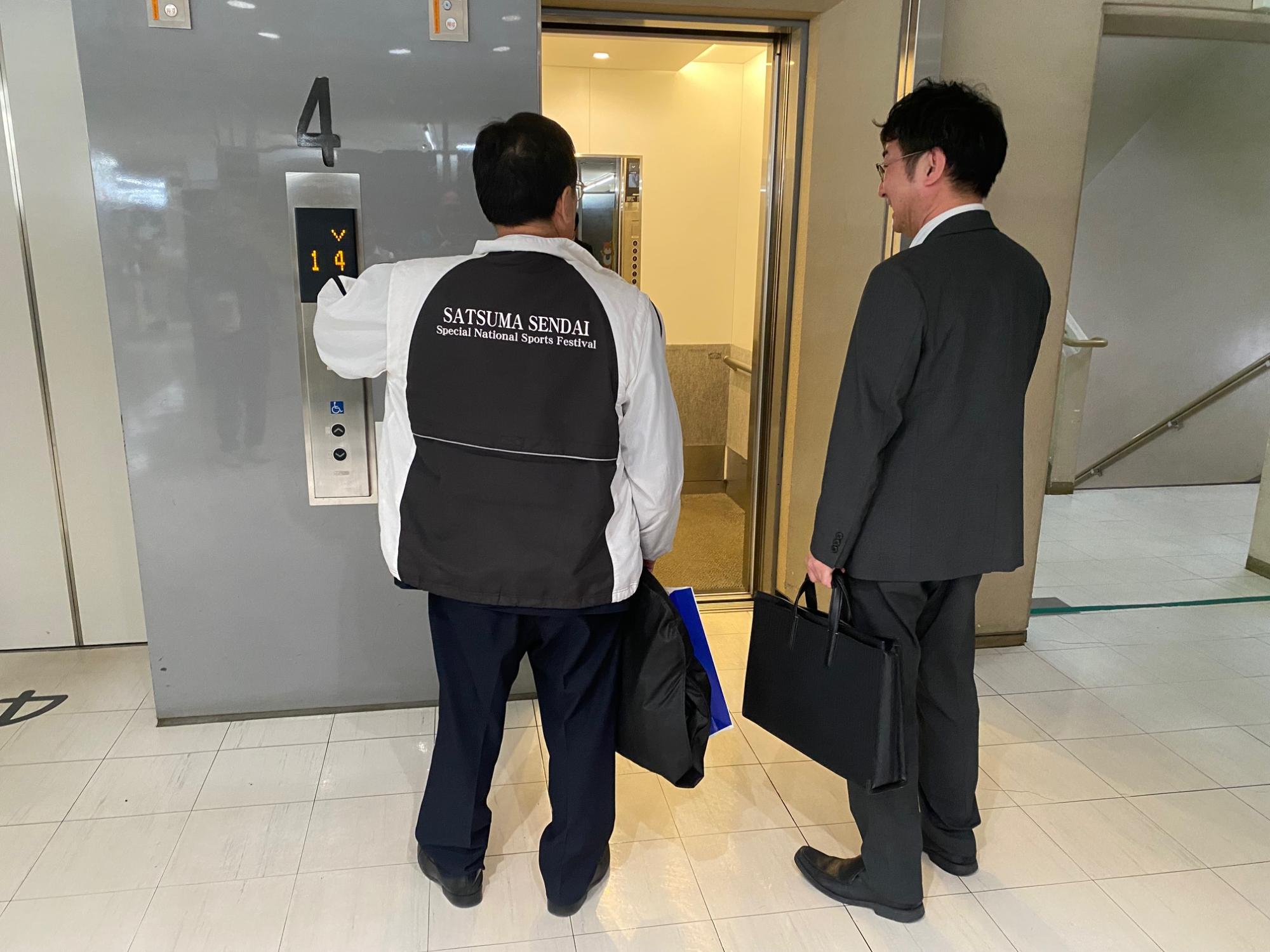 市長と秘書担当課長の写真