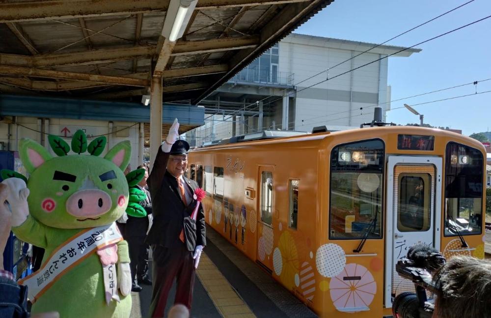 新ラッピング列車出発の様子