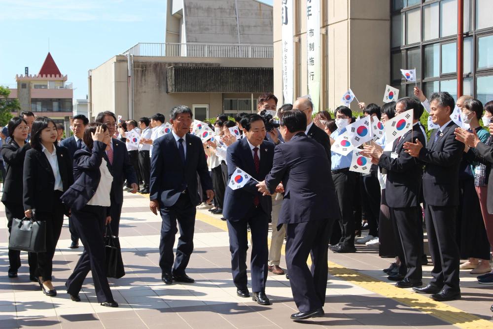市民広場でお迎えする様子