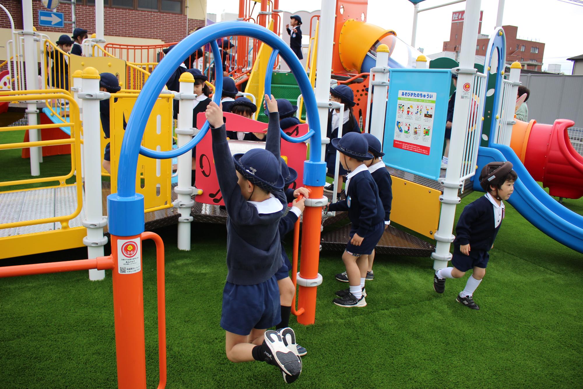 遊具で遊ぶ子どもたちの様子