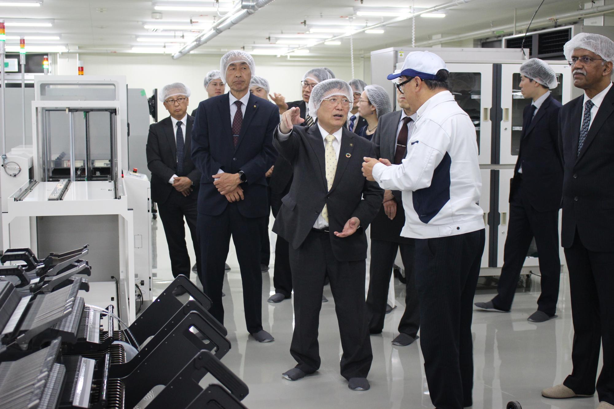 工場内視察の様子