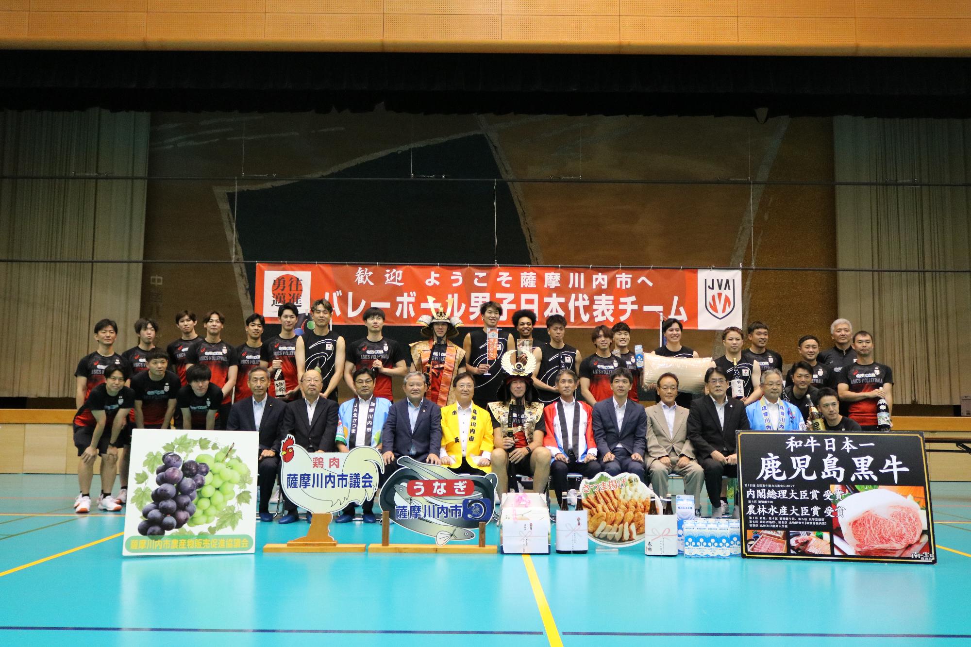 選手たち、市長の集合写真