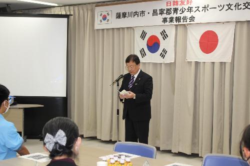 あいさつを述べる市長