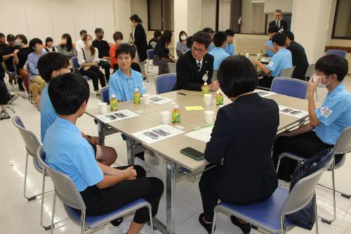 交流や昌寧郡訪問について歓談する様子