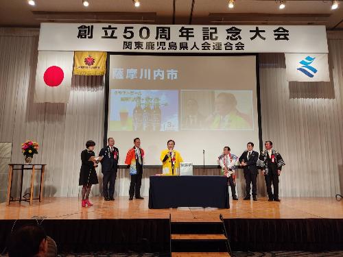 舞台上で本市のPRをする市長