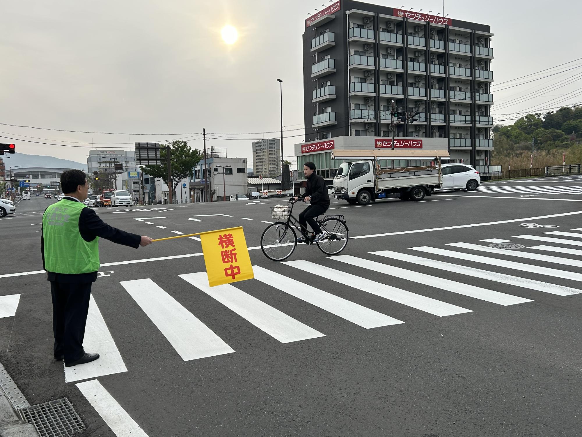 市長が交通街頭指導をする様子