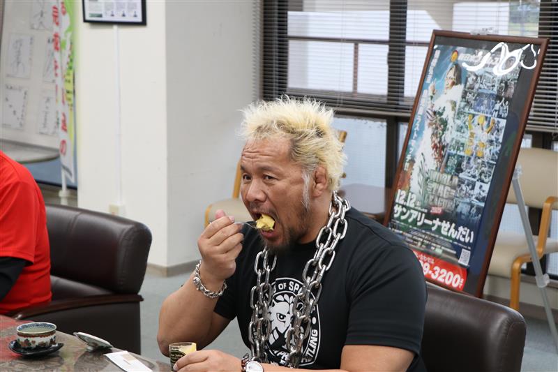 真壁選手がスイーツを食べている写真