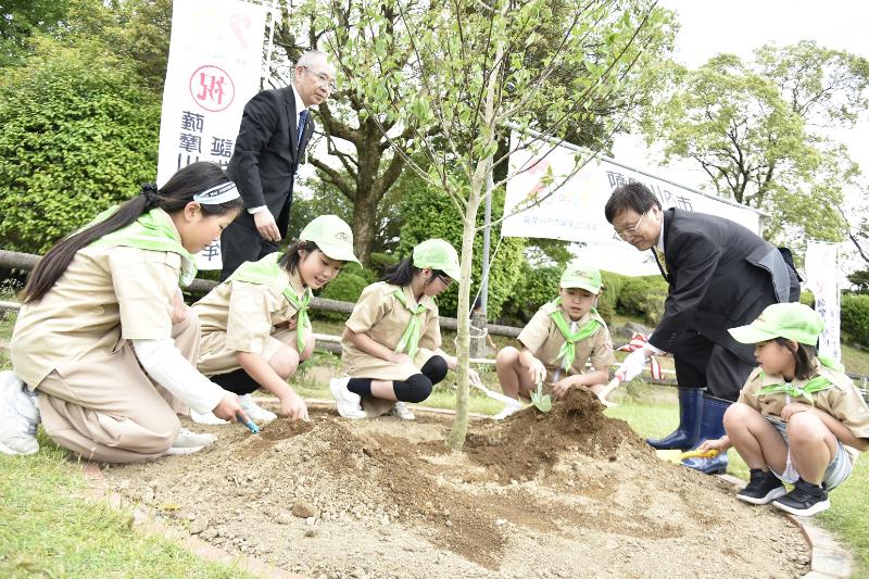 植樹をしている様子