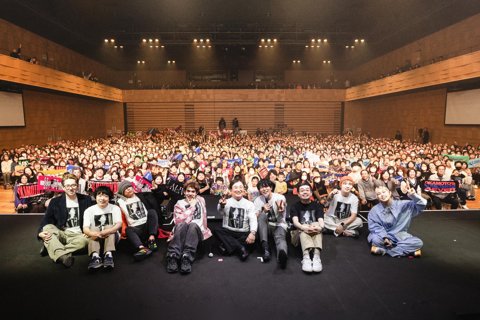 2日目に出演したアーティストと市長の写真