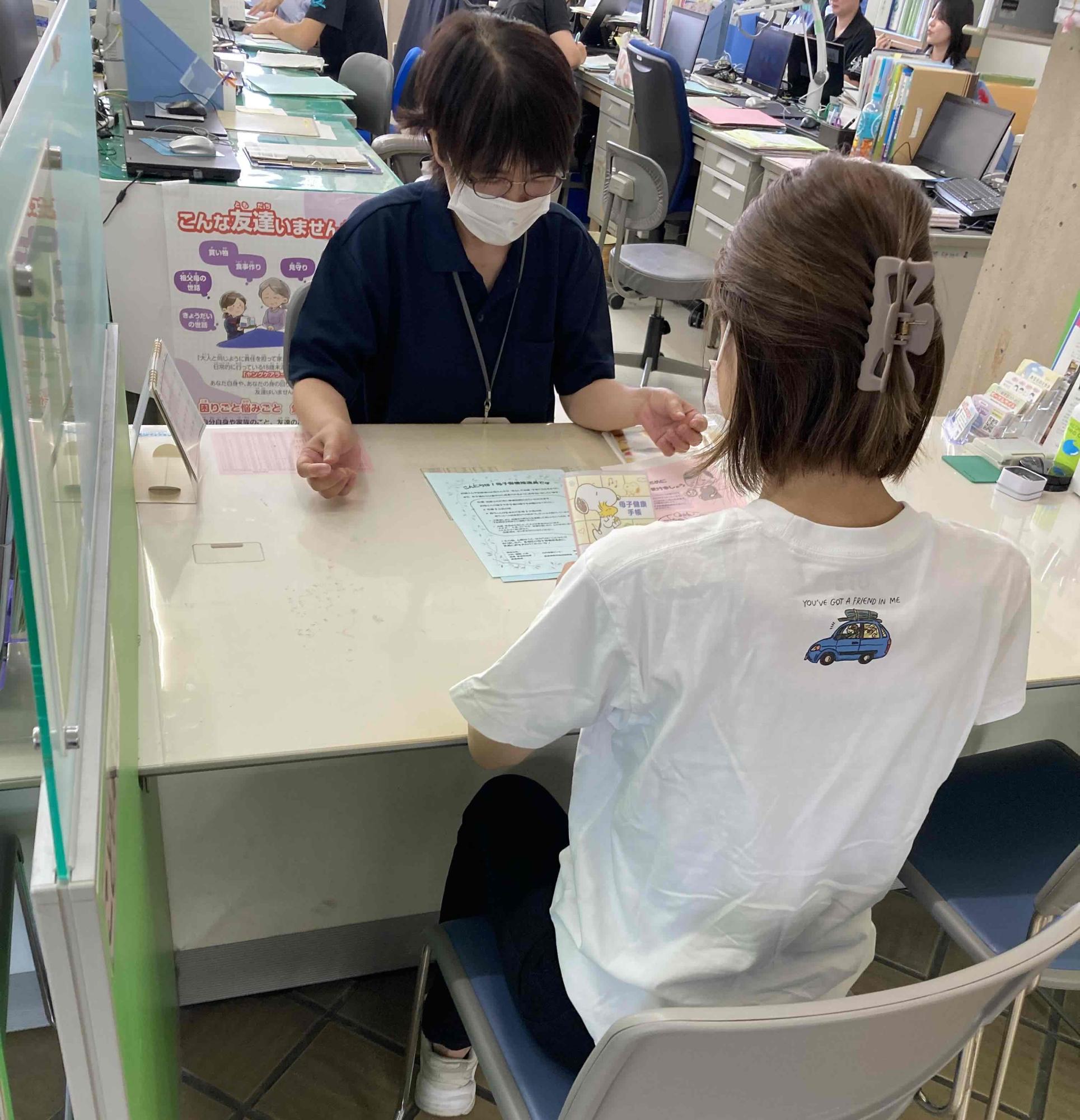 こども家庭課で母子手帳を交付している様子