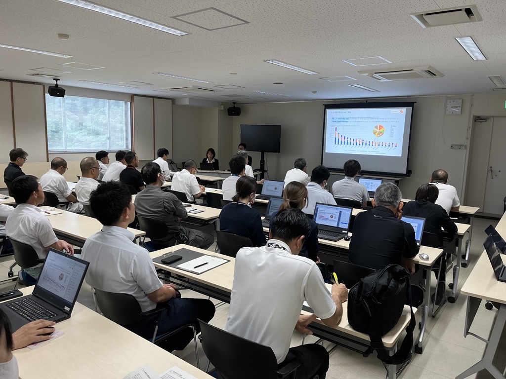 令和8年5月 業務量調査結果の報告会の様子