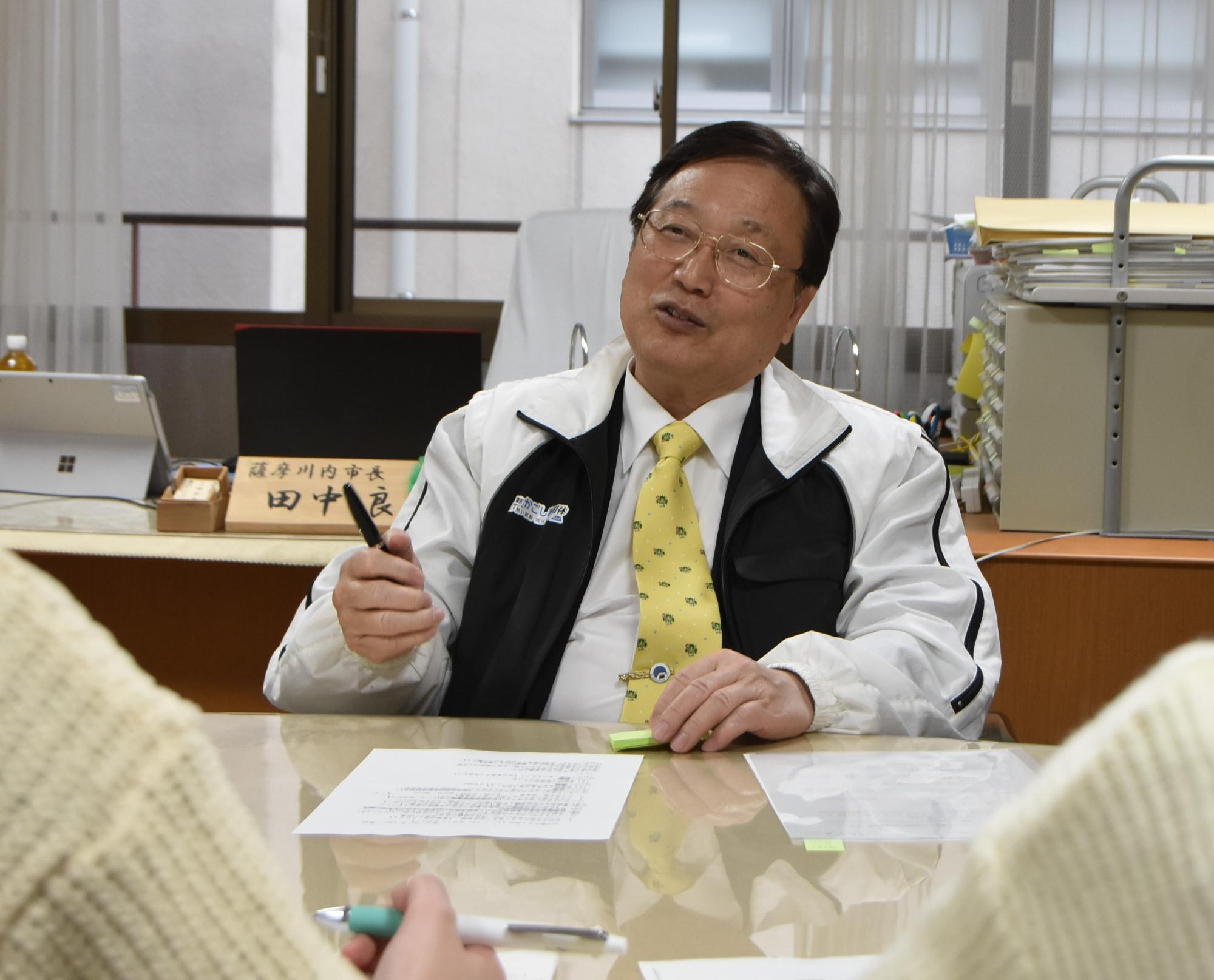 取材対応する田中市長の写真