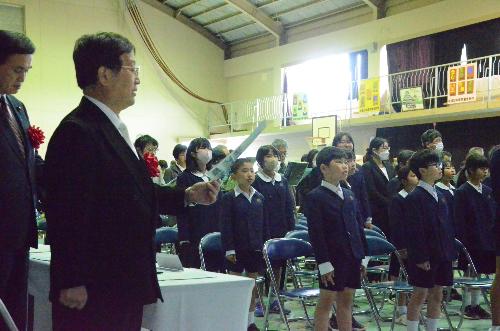 上手小学校にて市長と子どもたちが校歌斉唱する様子