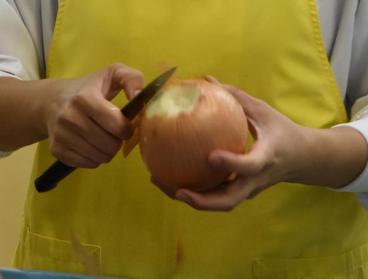 野菜の皮をむく様子